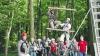 Erlebnispädagogische Projekte für Gruppen bieten Oliver und Sandra Pfister auf dem Steigerwald-Erlebnishof im Michelauer Weiler Neuhof am Zabelstein an. Im Bild vorne links Oliver Pfister, Diplom-Sozialpädagoge und freiberuflicher Erlebnispädagoge, und Teilnehmer einer Ferienspaß-Veranstaltung der Gemeinde Gochsheim im Wald-Hochseilgarten.