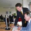 Viel neues zur Bad Brückenauer Gesundheitswoche: Professor Dr. Christoph Reichel (stehend) und Verwaltungsleiter Hans-Jürgen Schelle von der Hartwaldklinik im neuen Computerraum mit Internet-Anschlüssen.