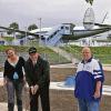 MÜNCHEN (ans)   Beim Minigolf die Zeit bis zum Abflug verkürzen: Am Münchner Flughafen weihten kürzlich Peter Trautmann, Geschäftsführer für Verkehr und Technik der Flughafen München GmbH (Mitte), Carolin Könnecke (links), zweite Vorsitzende des Minigolf-Sportclubs blau-weiß München, und Jugendwart Thorsten Uhlig (rechts), die erste Minigolfanlage an einem deutschen Flughafen symbolisch mit dem ersten Schlag ein.  Die Anlage ist Bestandteil des Besucherparks des Münchener Airports und mit 18 Loch turnierfähig. Mitglieder des Minigolf-Sportclub blau-weiß München betreiben den Platz und werden dort in Zukunft Freundschafts- und Qualifikationsturniere für Landes- und Bundesmeisterschaften ausrichten.