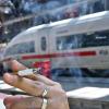 Der letzte Zug: Raucher haben es ab dem 1. September nicht nur auf Bahnhöfen schwerer.