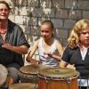 Trommeln ist für Percussionistin Petra Eisend (links) ein wunderbares Medium, Lebensgefühle auszudrücken. Auch ihre jungen Trommelschülerinnen Jana Müller und Jana Tressnak – hier beim Trommelfest im Haus der Musikerin in Schonungen – haben den Rhythmus im Blut.