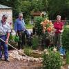 Mit Herzblut pflegen Andreas Brand (links), Erwin Brand und Andrea Hetterich den Garten „Florentinchen“ in Arnstein.