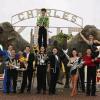 Die Artisten des „Zirkus Charles Knie“ (von links): Luftakrobatin Elaine Courtney, Raubtierbändiger Alexander Lacey, die Gruppe Gibadullin (mit Keulen), Bauchredner Kenneth Huesca, Clown Versace, Sandro Montez und das Duo Marinof hoffen bei ihrer Show auf viele Zuschauer.