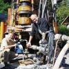 Die Geologen Holger Wille (links) und Georg Marquardt führen derzeit Versuchsbohrungen nach Erdwärme auf dem Gelände der Heidingsfelder Wohnstift St. Paul durch. GIDEON ZORYIKU