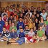 Man sieht ihnen an, wie viel Spaß sie haben: die Ferienspaß-Kinder aus Steinfeld, Waldzell und Hausen mit ihren Betreuern vom Steinfelder Faschingsclub beim verlängerten Wochenende in der Rhön.