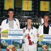Wein und andere Leckereien präsentieren Daniel Limbach, Alexander Keck und Thomas Kraft. Die Auszubildenden haben nämlich eine Verkaufsaktion mit regionalen Spezialitäten vorbereitet.