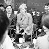 Mit einem spontanen Aufruf zur Emanzipation hat Bundeskanzlerin Angela Merkel ihre Appelle zur Wahrung der Menschenrechte in China aufgefrischt. Eine Diskussionsrunde mit Jura-Studenten am deutsch-chinesischen Rechtsinstitut in Nanjing nutzte sie am Dienstag für ein klares Plädoyer zur Stärkung der Frauenrechte.
