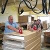 Sulzdorf (kath) Kein Produktions-Stopp bei der Firma Grabfeld-Möbel in Sulzdorf an der Lederhecke, auch nach den Betriebsferien geht die Herstellung der hochwertigen Holztische weiter. Die Insolvenz (wir berichteten), die vor einigen Wochen zunächst für düstere Zukunftsaussichten sorgte, hat also bislang keine nennenswerten Auswirkungen auf die Produktion. Das Familienunternehmen, das bereits seit 1902 besteht, setzt alles daran, dass auch in Zukunft die Tische, die streng unter ökologischen Gesichtspunkten hergestellt werden – es wird unter anderem strikt kein Tropenholz verwendet – ausreichend viele Abnehmer finden und die Produktion weiterlaufen kann. Schließlich hängen nicht nur die 140 Arbeitsplätze davon ab, wie sich die wirtschaftliche Situation des Traditionsbetriebes entwickelt. Auch für die Gemeinde und die Region Rhön-Grabfeld wäre die Schließung von Grabfeld-Möbel ein herber und nicht auszugleichender Verlust. Unser Bild zeigt Mitarbeiter, die fertige Möbel für den Transport vorbereiten.