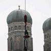 Vor der Kulisse der Münchner Frauenkirche wurden am Mittwoch zwei der restaurierten Glocken des Rathaus-Glockenspiels wieder in die Höhe gezogen.
