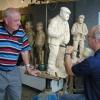 Seit 1979 gibt es die Kunstwoche in Kleinsassen. Seit 20 Jahren wirkt Bildhauer Herbert Holzheimer aus Langenleiten mit. Seit 14 Jahren gehört Krippenbaumeister Alois Wehner zu den Ausstellern. Holzheimer schnitzt diesmal an einer Figur zum Thema „"Viehhandel“.