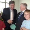 Stolz auf ihren Opa sind die beiden Eykmann-Enkel Mark (links) und Florian Hillenbrand. Minister Thomas Goppel gratuliert dem Jubilar Walter Eykmann zum 70. vor der Feier.