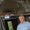 Dirk Werner von der Friedhofsverwaltung mit Steinbrocken, die sich aus der Fassade der Kapelle gelöst haben.