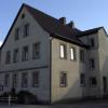 In der Marktgemeinderatssitzung wurde eifrig über den Umbau der „Alten Schule“ in Oberschwarzach als Rathaus diskutiert. An der Nordseite zur Kirche hin soll in der Mitte des Gebäudes (rechts) ein Aufzug über zwei Stockwerke angebaut werden.