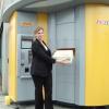 Die neue „Packstation“ der Post. Sabine Büscher demonstriert an dem Gerät vor der Hauptpost am Bahnhofsplatz, wie Kunden außerhalb der Öffnungszeiten dort selbst Päckchen und Pakete aufgeben oder abholen können. In Schweinfurt gehen am Montag zwei „Packstationen“ offiziell in Betrieb.