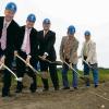 Spatenstich für das Logistikzentrum der Firma Wormser in Röthlein (von links): Elmar Frauenhofer (Unternehmensgruppe Glöckle, die den Neubau errichtet), Thomas und Hans Wormser, Bürgermeister Edgar Engelbrecht und Architekt Klaus Eiring.