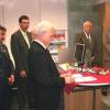 Übergabe der neuen Sparkassen-Geschäftsstelle Hasloch (von links): Gebietsdirektor Herbert Schuhmann, der Leiter der Geschäftsstelle, Wolfgang Nätscher, Vorstandsvorsitzender Rudolf Fuchs, Landrat Armin Grein und Vermögensberater Wilfried Schmidke.