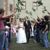 Mit bunten Bändern, roten Herz-Luftballons und weißen Rosen wurde das Sportlerpaar Stephanie Gröbner und Virginijus Zilinskas am Samstagmorgen nach ihrer Trauung im Lohrer Schloss vor der Tür empfangen.