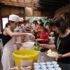 „Bei uns muss keiner hungrig bleiben“: Hausgemacht und frisch ist das Essen beim Missio-Camp. Das achtköpfige Küchenteam hatte während der beiden Camp-Wochen ordentlich zu tun. Bis zu 430 Essen wurden in der Küche der Christlichen Gästehäuser zubereitet.