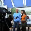 Die BR-Moderatoren Karin Schubert und Peter Sauer Sekunden vor der Abendschau Franken vom Eibelstadter Yachthafen. Wegen des Dauerregens hatte das Bayerische Fernsehen den Schauplatz der Live-Übertragung kurzerhand auf die „Nixe“ aus Ochsenfurt und die Terrasse des Restaurants „Piccolo Mondo“ verlegt.