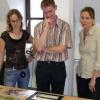 Harte Arbeit für die Jury des Fotowettbewerbs „Main Lieblingsbild“ (von links): Victoria Schilde, Fotografin vom Main-Echo, Andreas Brachs, Redakteur der MAIN-POST, und Sabine Stanelle, Pressesprecherin