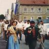 Auf seine 25 Jahre lange Weinfest-Tradition kann der Steigerwaldort Dingolshausen zurückblicken. Auf dem Bild sind die erste Dingolshäuser Weinprinzessin, Anneliese Götz, und die Symbolfigur, der Dingolshäuser Köhler (Willi Götz), zu sehen. Jener begleitet dieses Amt von Anbeginn an, also nun schon seit 25 Jahren.