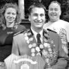 Die Kette des Schützenkönigs durfte sich Michael Fell (Mitte) anlegen. Erster Ritter ist Heike Kowalczuk (links) und zweiter Ritter Mario Korb.