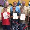 Gratulation für die geschicktesten Fahrradfahrer des Landkreises (vorne von links) Erster Polizeihauptkommissar Horst Assmann, Fabian Hahn, Moritz Hofmann, Timo Mehren, Polizeioberkommissar Herbert Riegler, (hinten) Fachberater Bruno May, Harald Reith und Polizeioberkommissar Klaus Seubert.
