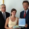 Vanessa Schmitt vom Friedrich-Koenig-Gymnasium wurde von Michael Galuschinski von der Firma Siemens ausgezeichnet. Links Direktor Siegfried Rose.