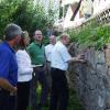 Anlass zur Sorge gibt die Stützmauer an der Blumenstraße, deren Schäden der Gemeinderat Gräfendorf mit Ortssprecher Eberhard Freye (rechts) und Bürgermeister Adolf Lutz vor Ort begutachteten.