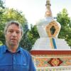 Der Leiter des „Tibet Kailash Hauses“ in Freiburg, Wilfried Pfeffer, steht am Donnerstag, 26. Juli, vor der neuerstellten „Weltfriedens-Stupa“ im Garten des Hauses. Bei seinem Besuch in Freiburg wird der Dalai Lama das buddhistische Heiligtum am Samstag, 28. Juli, einweihen.