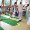 „Wellness aktiv“: Auch Minigolf im Klassenzimmer stand auf dem Programm beim Schulfest.