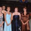 Bei der Abschlussfeier der Realschule wurden ausgezeichnet: Lisa Sünnemann (1,33) und Simone Rink( 1,4), Anna Hemmerich (Schülersprecherin) und Stefanie Klopf (musikalisches Engagement).