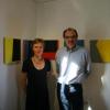 Flächen und Farben sind die Grundelemente der Konkreten Kunst. Christiane Richter zeigt ihre Werke zurzeit in der „Galerie im Oberen Tor“. Mit im Bild der Leiter der Galerie Joachim Beßler.