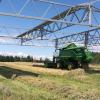 Ernte auf dem mit einer Agri-PV-Anlage ergänzten Feld der Hofgemeinschaft Heggelbach in Herdwangen-Schönach im Landkreis Sigmaringen.