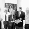 Die Frieden-Volksschule erhält ein energiesparendes, ökologisches Raumkonzept. Die städtischen Referenten Jochen Müller und Jürgen Mainka mit Oberbürgermeisterin Gudrun Grieser bei der Übergabe der Förderzusage in Höhe von 125 000 Euro der Deutschen Bundesstiftung Umwelt, die durch Wulf Grimm vertreten wurde (von links). Rechts im Bild der für das Projekt zuständige Architekt Werner Haase.