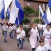 Wenn die Kirchweihburschen aus Schollbrunn mit Fahnen und Hahn durch den Ort ziehen, dann ist die „Hadelbeerkerb“ in vollem Gang.