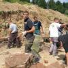 Anstrengend ist der Bau einer Trockenmauer am Hammelberg zwischen Hammelburg und Westheim. Dort errichtet ein zwölfköpfiges Team aus Thulba auch eine Sitzgruppe..