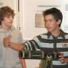 Felix Scheb (rechts) erklärt die Funktion eines von Gymnasiasten nachgebauten Teleskops aus der Zeit von Johann Zahn. Links sein Mitschüler Manuel Amthor.