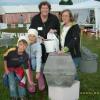 Gerlinde Zeller und Sabine Kübler-Rabe vom Verein „Die Förderer“ mit zwei Kindern beim Bedienen einer alten Waschmaschine im Vordergrund auf „Uromas Waschplatz“ beim Umsonst & Draußen-Festival.