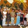 Der Friedensvertrag zwischen den Tieren und den Kindern wird mit einem gemeinsamen Lied besiegelt: Beim Schlusslied des Kindermusicals „Als die Tiere die Schimpfwörter leid waren“ waren alle Darsteller auf der Bühne im Sportheim Merkershausen. Martina Mauer dirigiert.