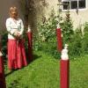 Barbara Ehrmann stellt bei „Kunst draußen“ auf ihrem Bauernhof in Oesfeld auch eigene Werke aus, unter anderem einen Zyklus mit so genannten Matronen.