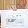 Will bald den Mitgliedsausweis an das 200. Mitglied übergeben: Theodor Heurich, Vorsitzender des Vereins Haus und Grund mit einem Muster.