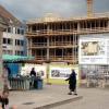 Jetzt fehlt nur noch das Dach: Das neue VR-Bank-Gebäude am Marktplatz.