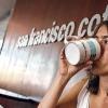 Eine junge Frau trinkt in einer Filiale der San Francisco Coffee Company einen Cappuccino. Große Ketten wie Starbucks, Balzac Coffee oder San Francisco Coffee Company eröffnen immer mehr Filialen. Und auch deutsche Coffeeshop-Betreiber profitieren von der enormen Nachfrage.