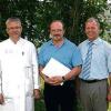 Dem Oberarzt Hans-Jürgen Dreher (Mitte) gratulierten der Chefarzt der Chirurgie Dr. Michael Schneider (links) und der Verwaltungsdirektor Bernhard Moll, zum Dienstjubiläum.
