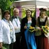 „Kunst im Garten“ war auch in diesem Jahr wieder ein Publikumsmagnet. Die Michelauer Symbolfigur Burgfräulein Lisa sowie die amtierende Weinprinzessin Annemarie die I. gratulierten den Initiatoren Juanitte und Rudolf Kühl persönlich zur gelungenen Ausstellung.