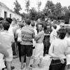 Am 14. Juni untersuchten Beamte des Hauptzollamtes Augsburg im schwäbischen Oberndorf Unterkünfte von Arbeitern einer Erdbeerplantage (Archivfoto). Ein Polizeibeamter ist wegen des Verdachts des gewerbsmäßigen Menschenhandels verhaftet worden. Er soll rund 100 rumänische Erntehelfer auf seiner Erdbeerplantage auf menschenverachtende Weise ausgebeutet haben.