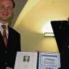 Regionalkantor Christian Stegmann (links im Bild) bekam am Mittwoch im Rahmen einer Feierstunde in der Rathaushalle in Kitzingen, von Hugo Weiglein den Erwin Rumpel Preis der CSU verliehen.