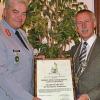 Die Stadtplakette verlieh Bürgermeister Ernst Stross (rechts) an Brigadegeneral Johann Berger.