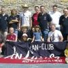 WÜRZBURG (ben)   „Einmal Club, immer Club!“ – Das bekannte Motto der Fans des 1.FC Nürnberg gilt für die Mitglieder des FCN-Fanclubs „Laszlo“ aus Rottenbauer in diesen Tagen im doppelten Sinne: Einerseits steht es für ihre langjährige Treue dem Bundesligaverein aus Nürnberg gegenüber, andererseits für das eigene Jubiläum – denn ein Club sind sie ja auch. Vor nunmehr 25 Jahren schlossen sich sieben Anhänger des Bundesligisten zusammen und gründeten den Fanclub „Laszlo“. Dieses denkwürdige Ereignis feierten die nun 30 Mitglieder in Anwesenheit der Oberbürgermeisterin und zahlreichen Besuchern bei einem Weißwurstfrühstück. „Der Erlös des Festes soll der Jugendabteilung des TSV Rottenbauer zugute kommen“, kündigte Michael Fuchs, der erste Vorstand der Fanvereinigung an. „In all den Jahren haben wir viele Höhen und Tiefen mit dem FCN, aber auch mit unserem Fanclub durchlebt“, fährt Fuchs nicht ohne Stolz fort. Erst im letzten Jahr wurde eine Auflösung des Fan-Stammtisches gerade noch verhindert. Gerne blickt Fuchs auf die vielen schönen Erlebnisse zurück, wie die Stadionbesuche und andere Ausflüge, erzählt er. So wünscht sich Fuchs für den Fanclub, dass dieser trotz des steigenden Durchschnittsalters der Mitglieder noch lange besteht und man noch viele Jubiläen feiern kann. Was den 1.FC Nürnberg angeht, hofft er vor allem eines: „Es wäre super, wenn wir im Europapokal noch weit kämen!“